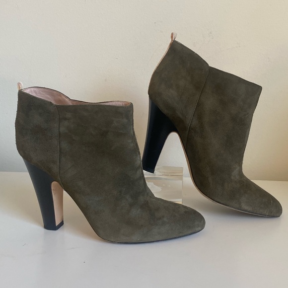 SJP Elegant Olive Green Suede Ankle Boots Size 7.5 Classic Minimalist City Chic - Picture 1 of 16